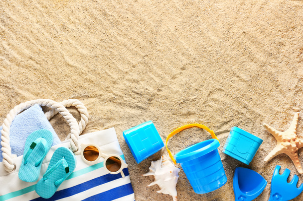 Conjunto de acessórios de praia para crianças, saco e toalha na areia - Foto, Imagem