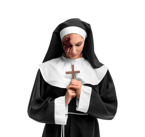 Жінка одягнена на Хеллоуїн як черниця на білому тлі
 - Фото, зображення