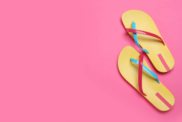 Stylish flip flops on pink background, flat lay. Space for text - Foto, Imagem