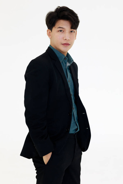 Demi-corps portrait de mignon homme d'affaires asiatique en costume décontracté, veste et chemise. - Photo, image
