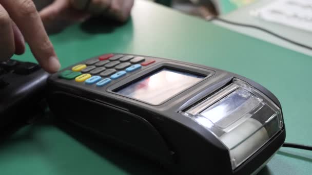 Zahlung per Handheld-Terminal per Kreditkarte oder Telefon - Filmmaterial, Video