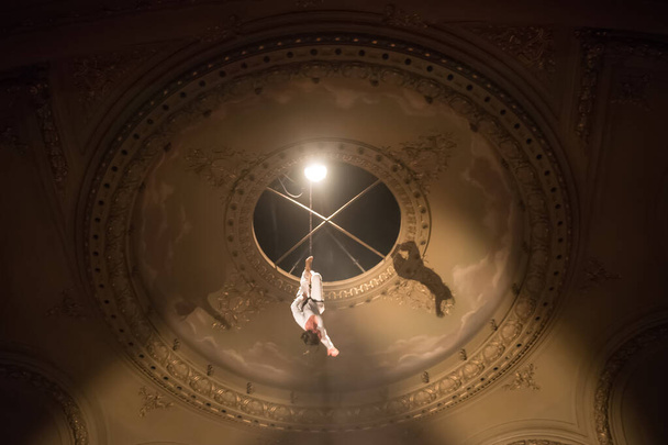 acrobat in a theater - Φωτογραφία, εικόνα