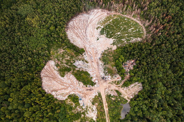 Az erdők és az ökológiai rendszer megsemmisítése az erdőkben a szemét eltávolításával, felülnézet, a természet pusztító pusztítása, hulladéklerakó Ukrajnában. - Fotó, kép