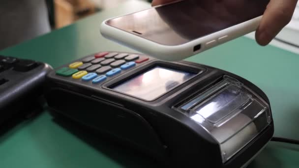 betaling met een handheld terminal met creditcard of telefoon - Video