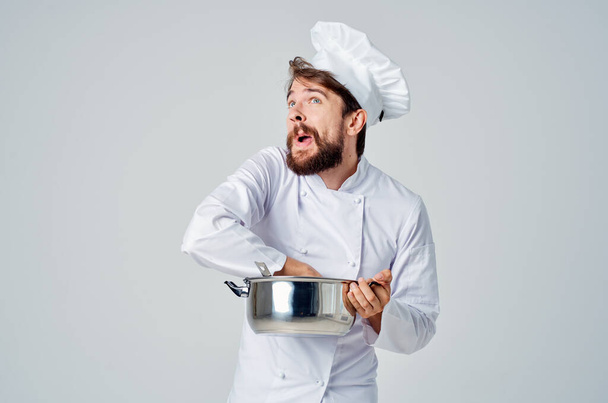 емоційний чоловічий шеф-кухар з каструлею в руках приготування індустрії ресторанів
 - Фото, зображення
