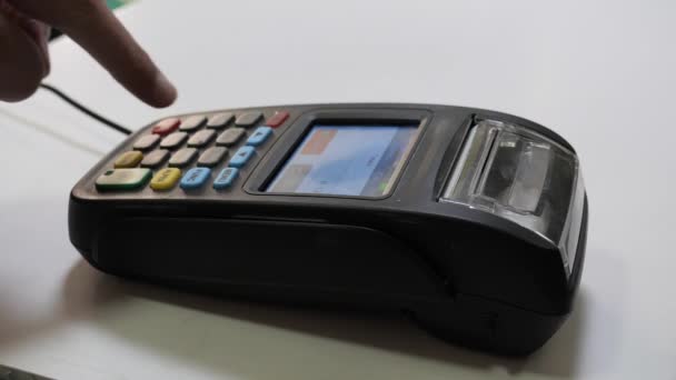 betaling met een handheld terminal met creditcard of telefoon - Video