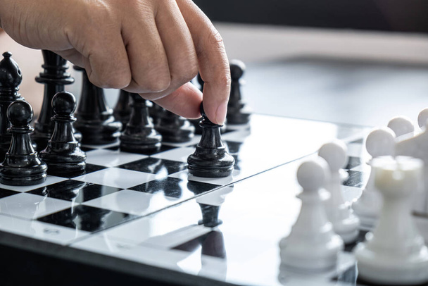 Kobieta grająca w szachy i myśląca plan strategiczny o katastrofie obalić przeciwnego zespołu i rozwoju analizować sukces. - Zdjęcie, obraz