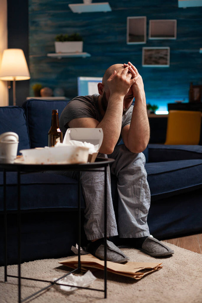 Wanhopig kwetsbare gestresste eenzame man met hoofdpijn - Foto, afbeelding