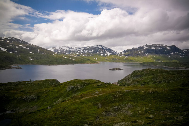 Panoramisch uitzicht Hardangervidda hoogvlakte en Kjelavatn lake, Noorwegen - Foto, afbeelding