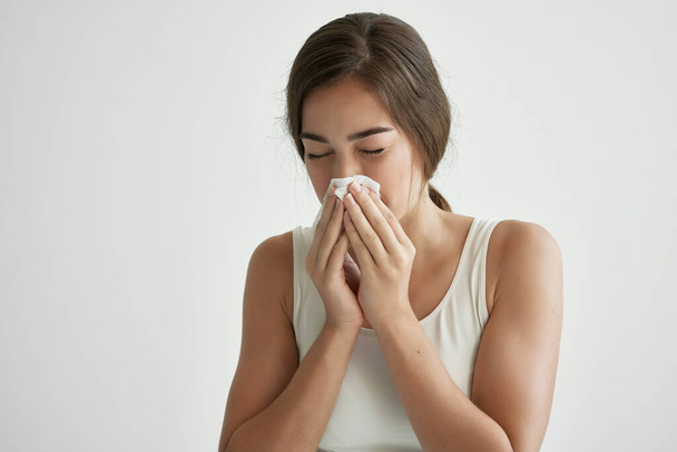 mulher limpa o nariz com um lenço alergia corrimento nariz problemas de saúde - Foto, Imagem