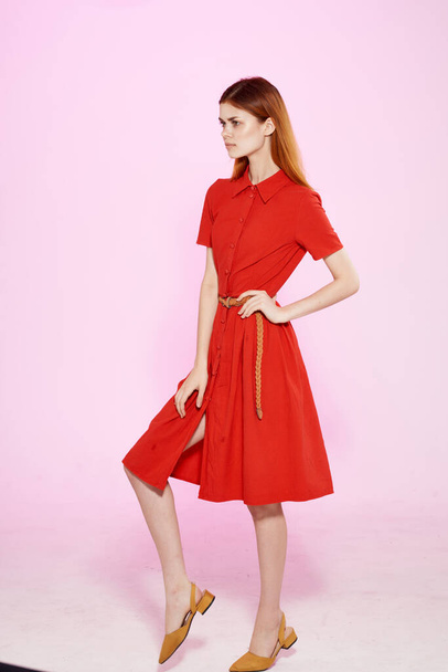 Mulher vermelho vestido estúdio glamour posando modelo - Foto, Imagem