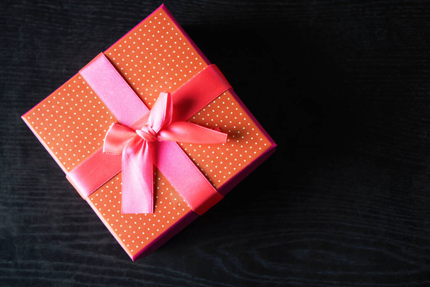 Red gift box on wooden background - Foto, afbeelding