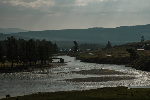 Altai Cumhuriyeti 'nin Ulagan İlçe Merkezi yakınlarındaki manzara. - Fotoğraf, Görsel