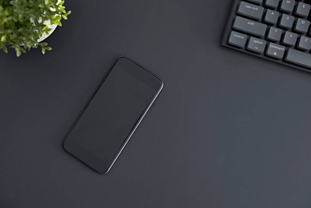 Masasında siyah beyaz ekran olan cep telefonunun en alt görüntüsü. Modern teknoloji, kablosuz aygıt ve enerji aktarımı. - Fotoğraf, Görsel