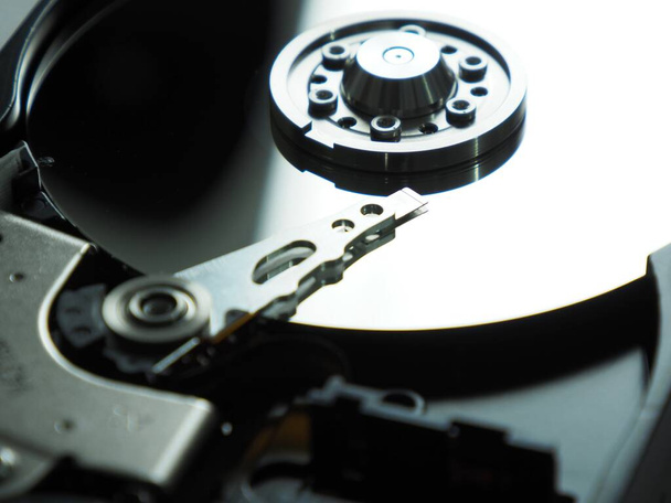 Cerrar la foto de un disco duro utilizado en una computadora más antigua. - Foto, imagen