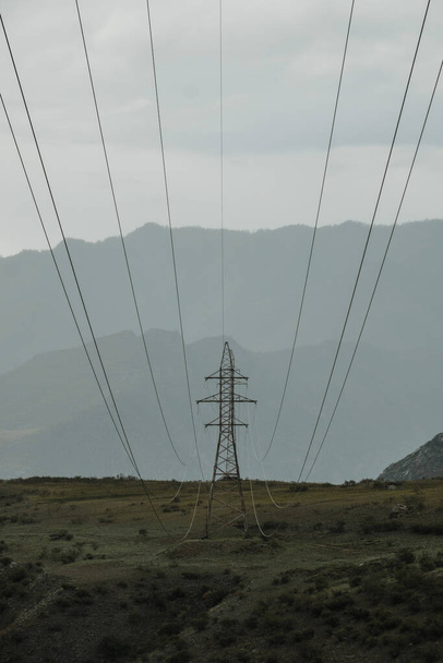 Linia energetyczna w górach Republiki Altai. - Zdjęcie, obraz