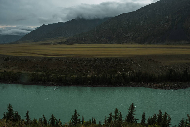 Paisagem com vista para o rio Katun na República de Altai. - Foto, Imagem