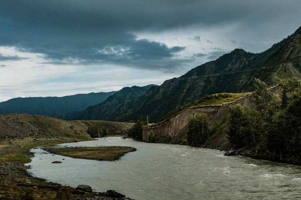 Gyönyörű kilátás nyílik a hegyekre a Chuisky Trakt az Altai Köztársaságban. - Fotó, kép