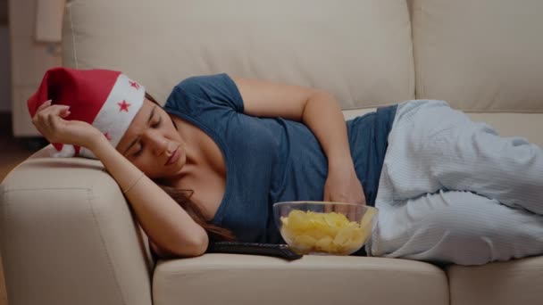 Primo piano della donna addormentata mentre guarda la televisione - Filmati, video