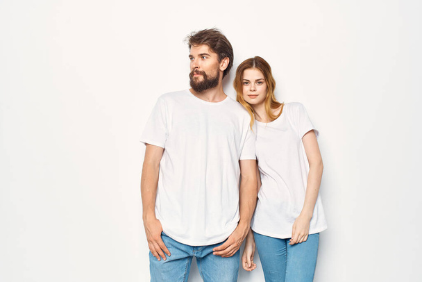 alegre joven pareja en blanco camisetas amistad estilo de vida luz fondo - Foto, Imagen