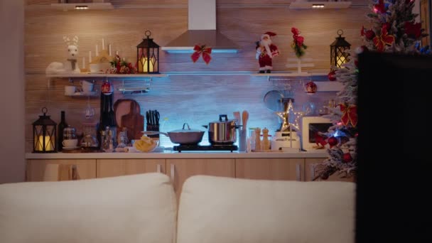 Κοντινό πλάνο του μετρητή κουζίνα διακοσμημένα με χριστουγεννιάτικα στολίδια - Πλάνα, βίντεο