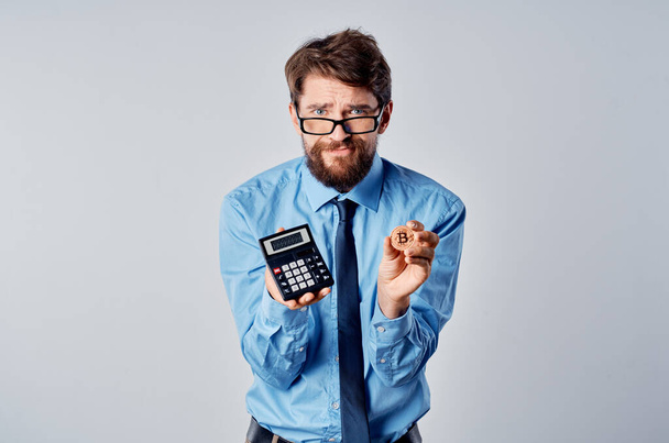 muž s kalkulačkou v ruce kryptoměna elektronické peníze finanční manažer - Fotografie, Obrázek
