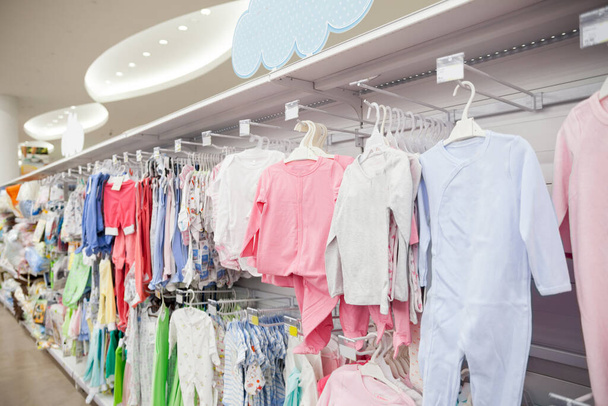 Escaparates y estantes en tienda de ropa para niños - Foto, Imagen