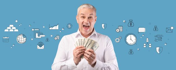 Hombre mayor caucásico sosteniendo dólares estadounidenses y gritando OMG en fondo de estudio azul con iconos financieros, collage - Foto, Imagen