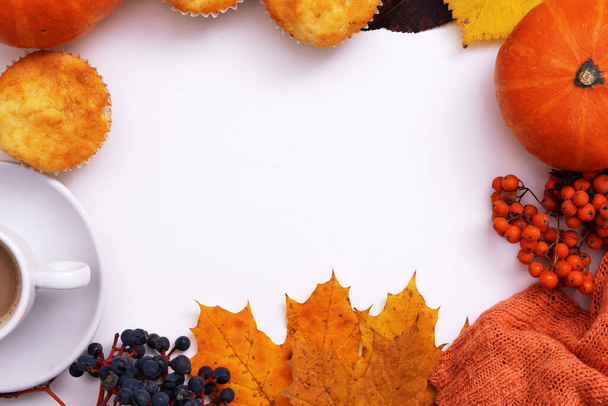 Gezellige herfst plat lag met koffie, pompoen, trui en kopieerruimte - Foto, afbeelding
