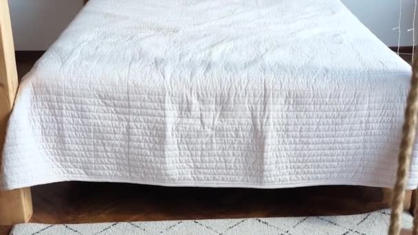 Gran cama boho con toldo de madera, toldos blancos y almohadas suaves. Imágenes FullHD de alta calidad - Metraje, vídeo