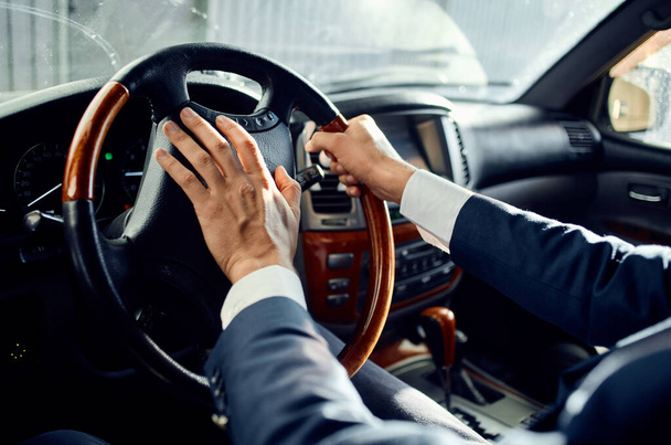 επιχειρηματίες σε ένα κοστούμι σε ένα αυτοκίνητο ένα ταξίδι στην επιτυχία της εργασίας - Φωτογραφία, εικόνα