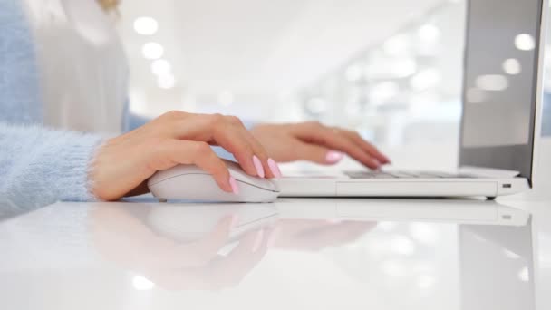 Close-up de mulher de negócios mão digitando no teclado do laptop com o mouse. Imagens 4k de alta qualidade - Filmagem, Vídeo