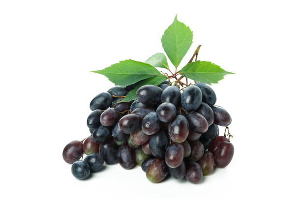 Ciemnodojrzałe winogrona izolowane na białym tle - Zdjęcie, obraz