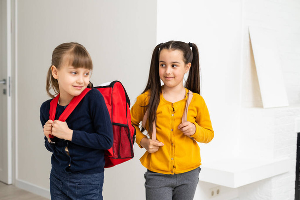 Niños que van a la escuela colegialas con mochilas, concepto de chicas de lujo - Foto, imagen