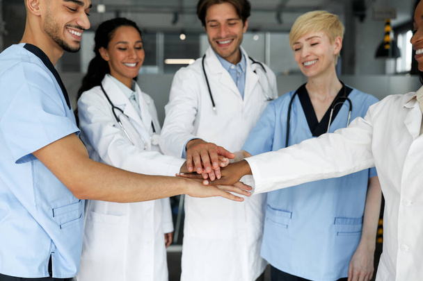 Positieve multi-etnische team van artsen juichen elkaar toe - Foto, afbeelding
