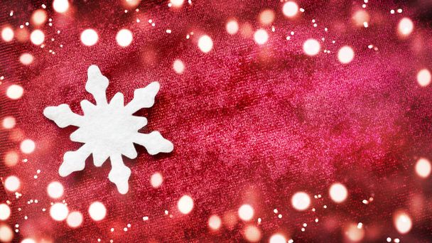 Concepto creativo mínimo de Navidad y Año Nuevo. Fondo de Navidad con copo de nieve blanco sobre fondo de textura roja con espacio de copia. Foto de alta calidad - Foto, Imagen
