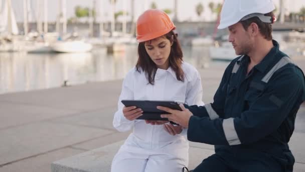 Trabajadores de Marina utilizando aplicación digital para el control del Estado del puerto - Imágenes, Vídeo