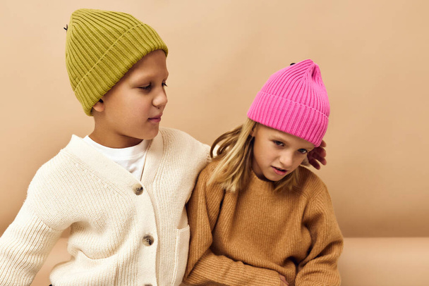 хлопчик і дівчинка весела мода молодь стильний одяг дитинство бежевий фон
 - Фото, зображення