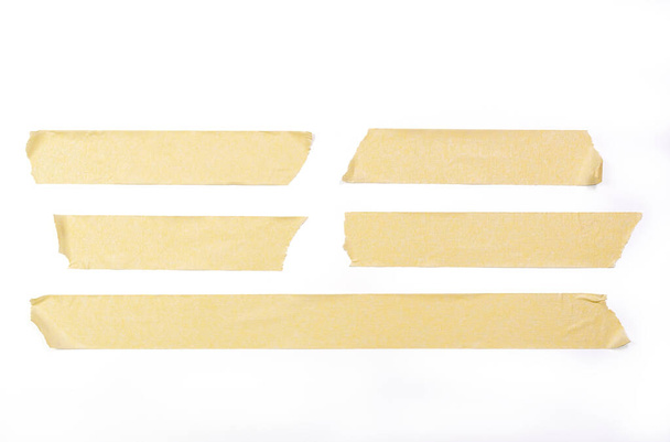 Piezas de cinta adhesiva en línea sobre fondo blanco, con camino de recorte - Foto, Imagen