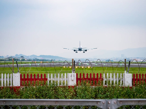 Lądowanie samolotu w Tajpej, Tajwan. - Zdjęcie, obraz