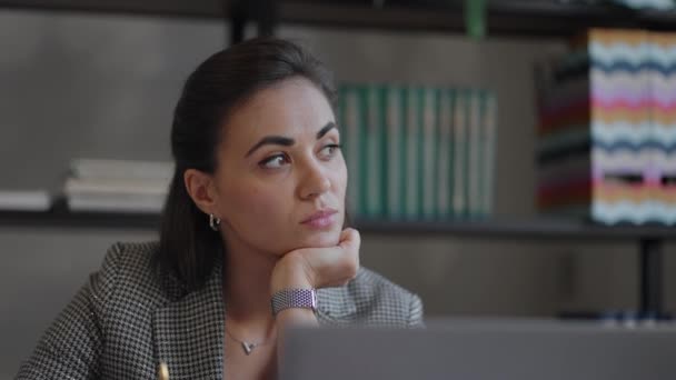 Portrét ambiciózní muslimské podnikatelky pracující s notebookem doma soustředěný na moderní technologie. Indická podnikatelka pracující na notebooku sedět na pracovišti doma nebo v kanceláři - Záběry, video