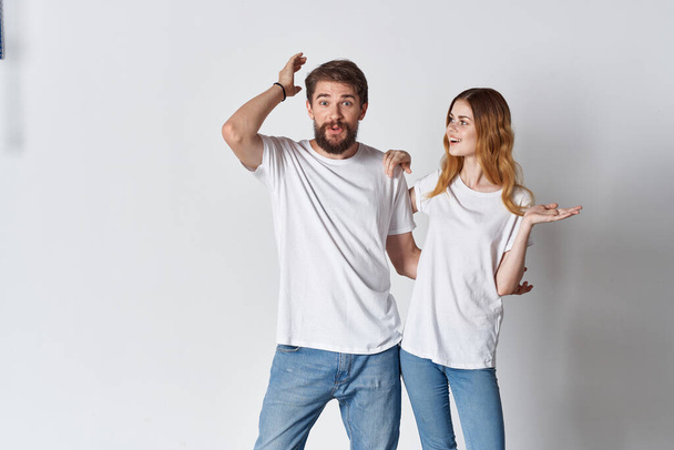 Mann und Frau in weißen T-Shirts mit Werbung - Foto, Bild