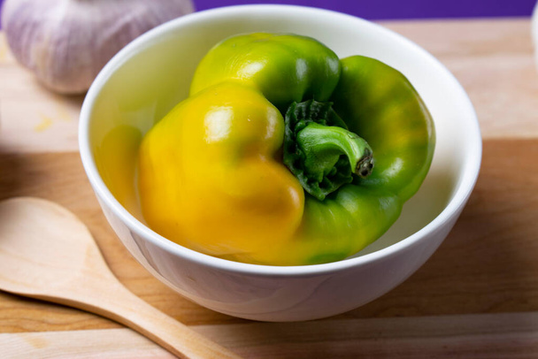 pimentn verde amarillo en bowl blanco - Foto, immagini
