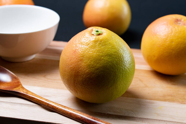 Naranjas brillantes en tabla de cortar - Foto, immagini