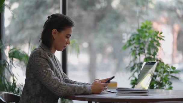 India, mujer hispana pasar tiempo libre utilizando internet red social sitio web leer noticias multimedia. Mujer árabe de negocios está charlando en el teléfono móvil y trabajando con el ordenador portátil en el interior del apartamento. - Imágenes, Vídeo