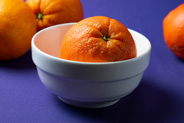 naranja en bowl  blanco  - Foto, immagini