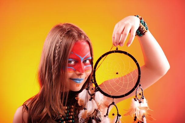 Beautiful indian teen girl with make-up holds dreamcatcher  - Foto, Bild