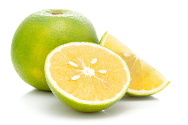 Organik Hint Citrus meyvesi tatlı limetta (Citrus limetta) 'nın yarı yarıya kesimi ile yakın plan, beyaz arka plan üzerinde izole edilmiş yeşil ve sarı renktedir., - Fotoğraf, Görsel