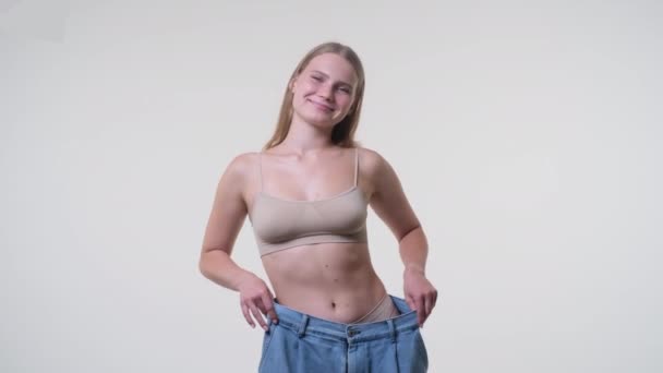 Slank meisje op oversized shorts, broek, dansen - Video