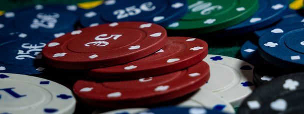 bannière close up tas de jetons de jeu de cartes de poker sur une table verte - Photo, image